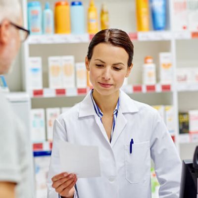 Farmacista parla con cliente in farmacia